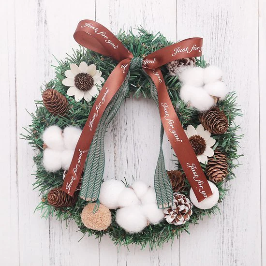 Luxe Kerstkrans met Dennenappels, Katoenbollen en Decoratief Lint – Realistische PVC Decoratie-Ø30 cm
