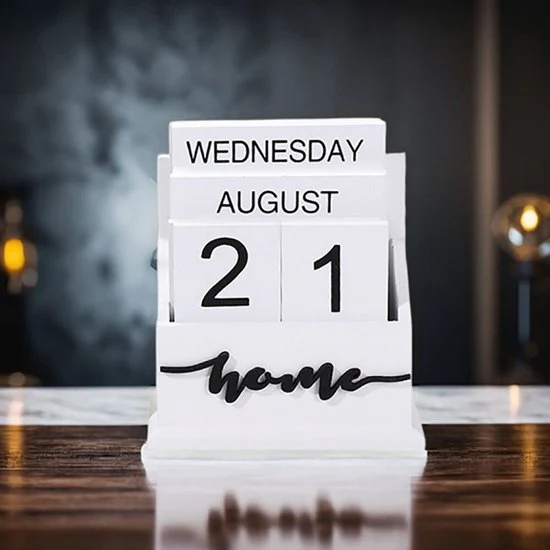 Houten Eeuwigdurende Kalender met ‘Home’ Design – Stijlvolle Handmatige Datumweergave voor Thuis & Kantoor-wit