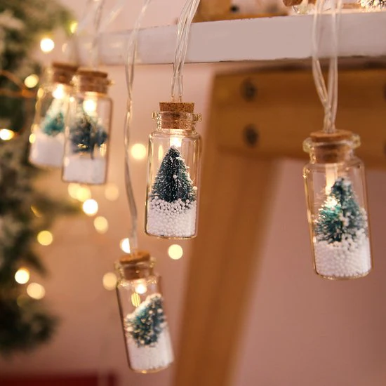 Kerst Wensfles Lichtslinger op Batterij – 2 Meter LED Sfeerverlichting met 10 Glazen Flesjes, Mini Kerstbomen en Sneeuweffect – Warm Wit Licht