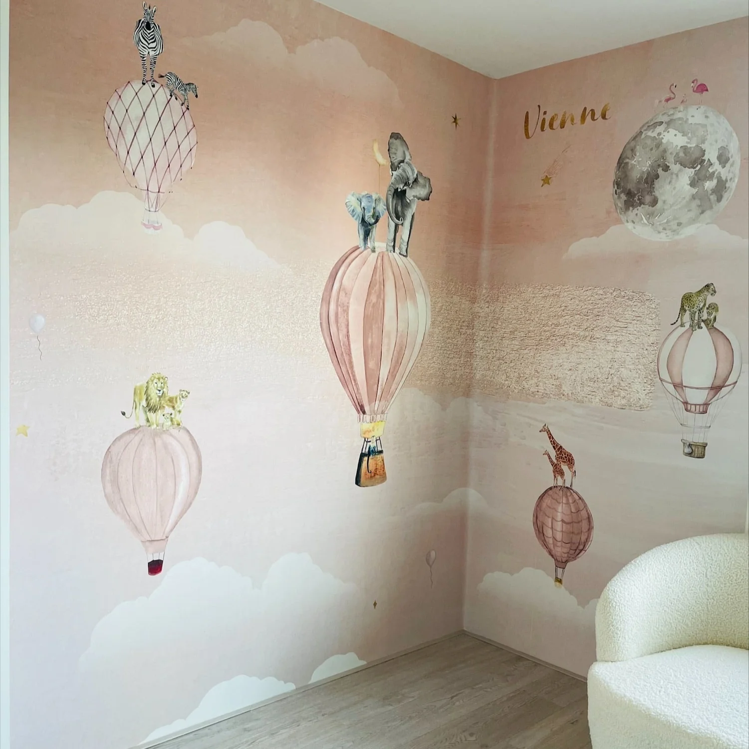 Fleur des Fleurs Behang - Happy Hot Air Balloons pink with a touch of gold - Afbeelding 3