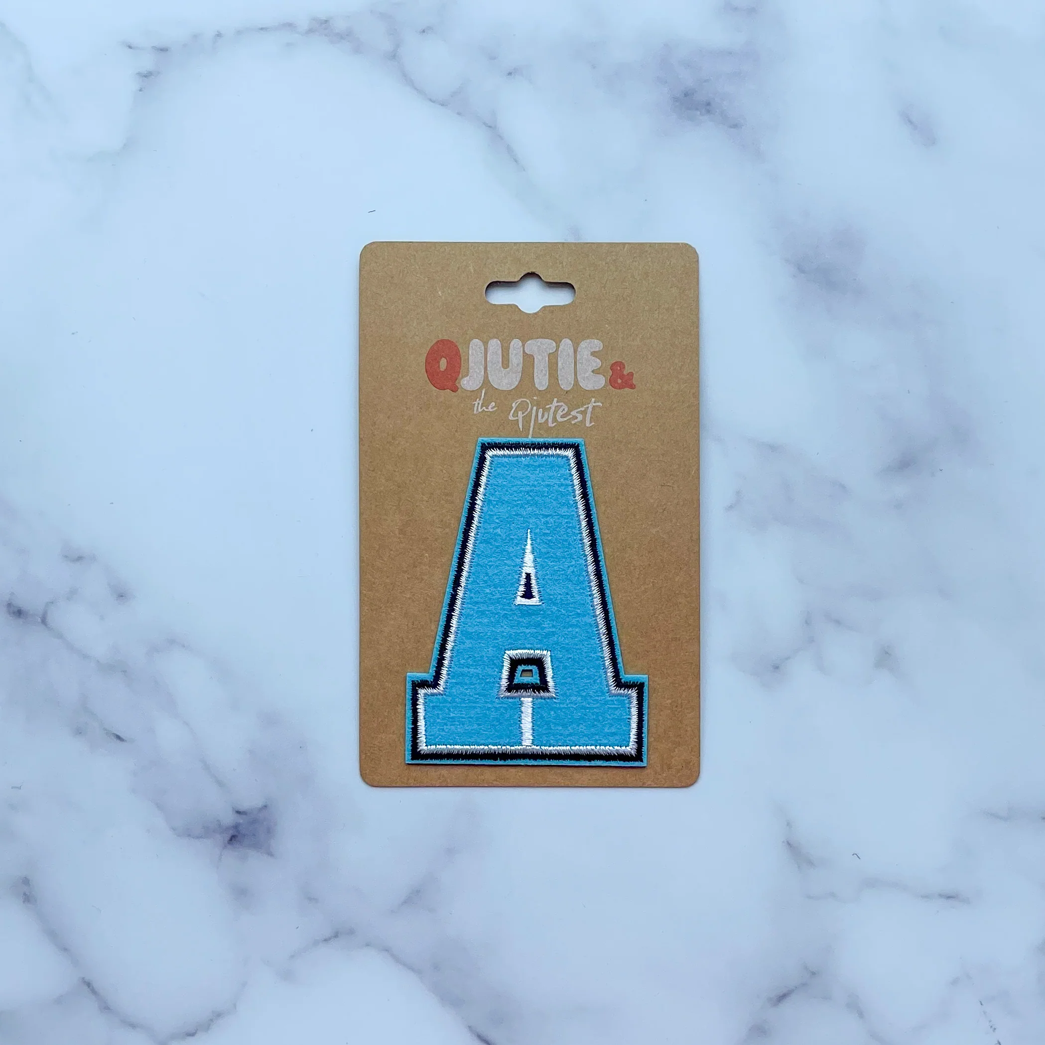 Letter Blauw Strijkapplicatie – Qjutie and the Qjutest